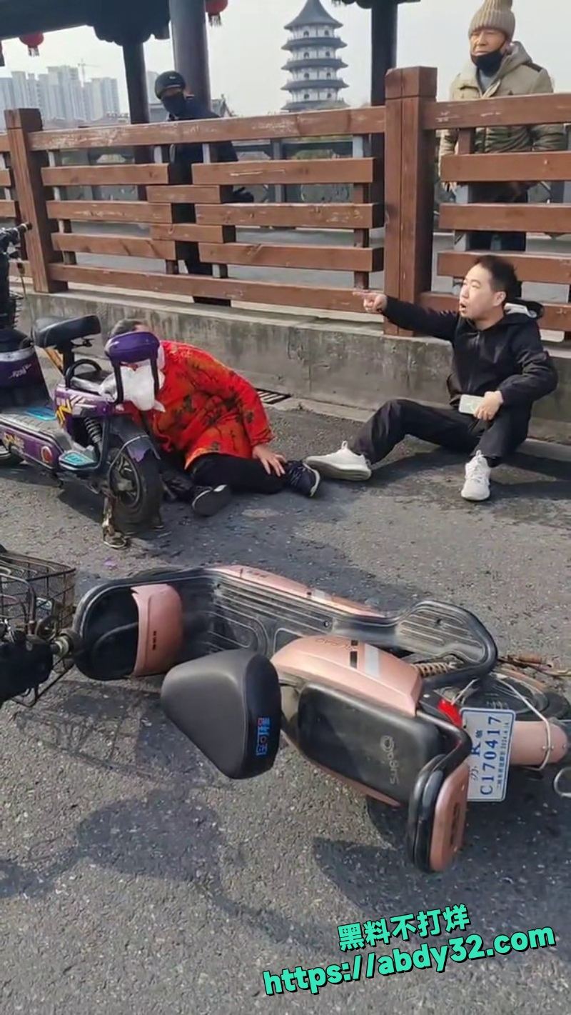 年轻男子追尾老人起争执5