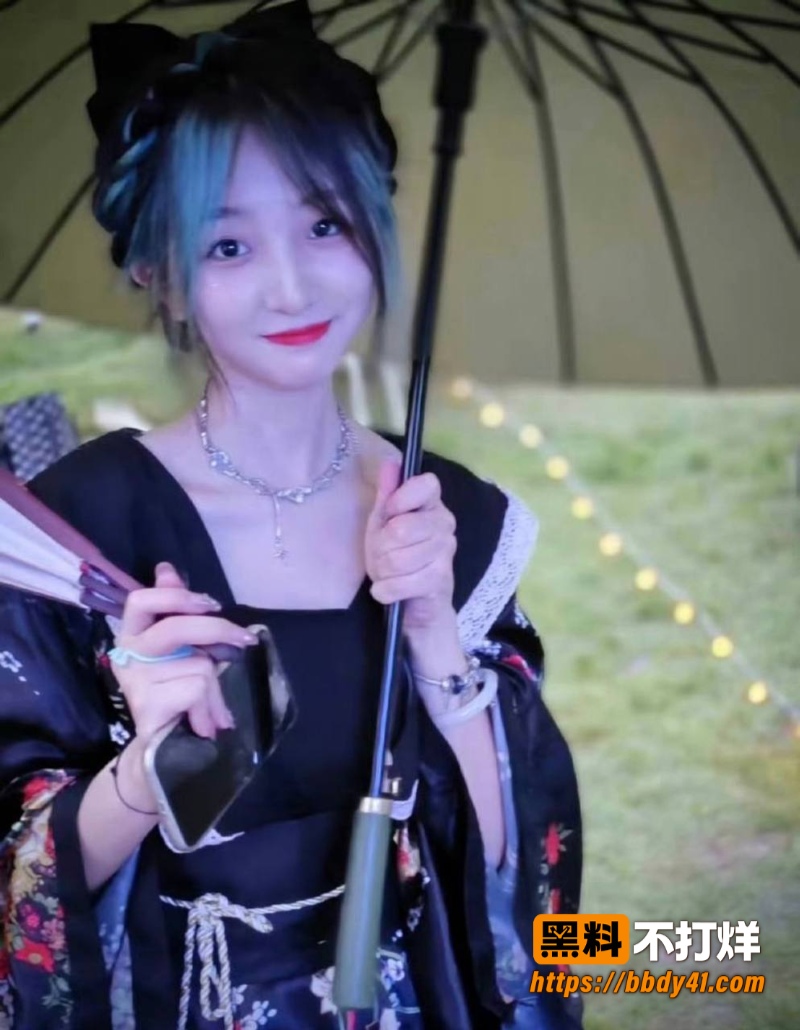 上海女孩李晓萌的私密视频8