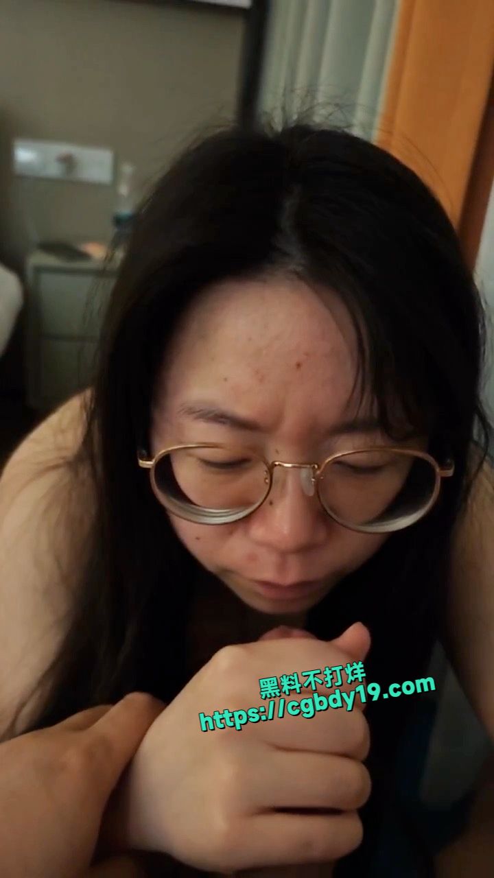 浙江嘉兴何晓韵 老妈在厨房自己跟老公在房间口交5