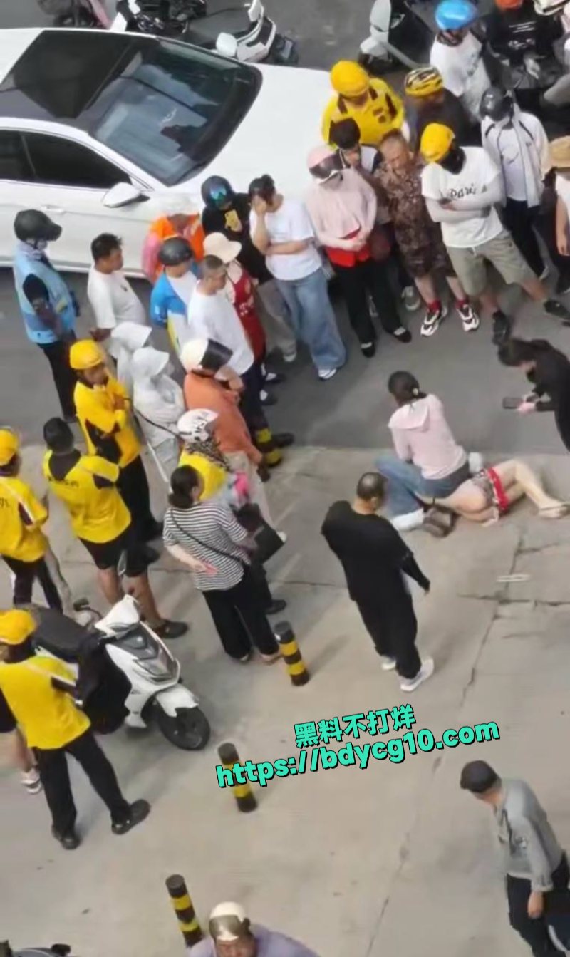 巨龙路抓奸原配大街上就给小三裤子扒了坐在身下1