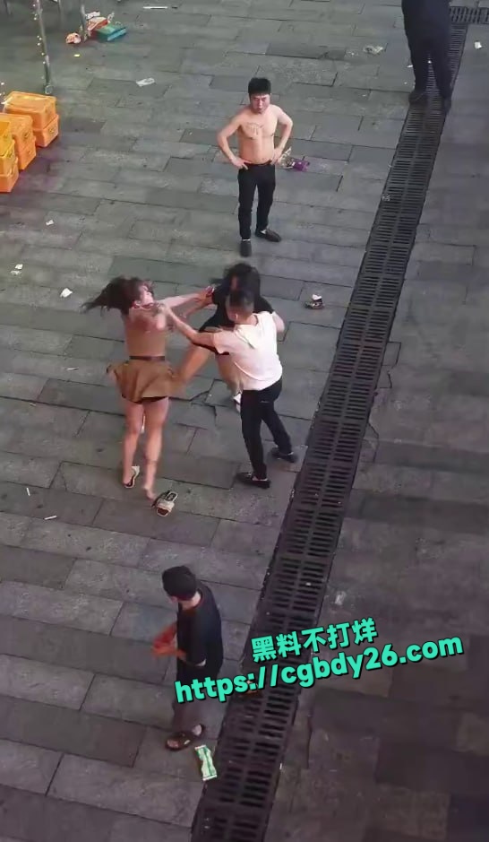 精神小妹街头撕逼现场大奶子都打的露出来了7