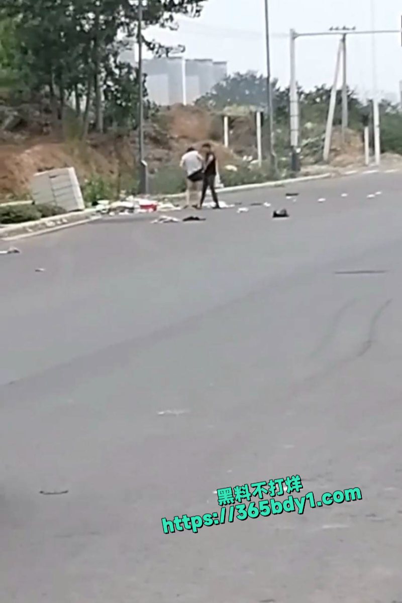 郑州中牟郑东闹分手男的要拿回给女的买的衣服把她扒光了3