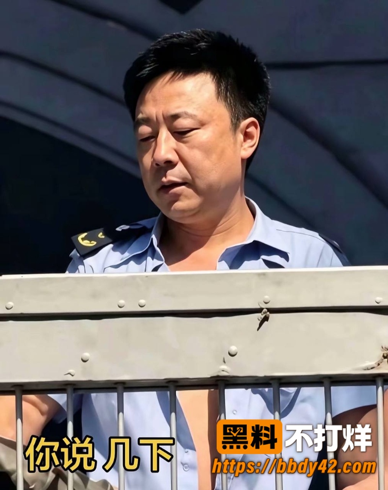 武汉黄鹤楼天桥城管赤膊猛踹小贩 11