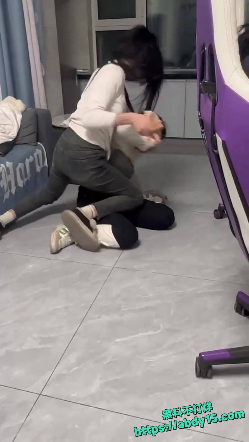 女人打架激烈战场电竞男孩不为所动6