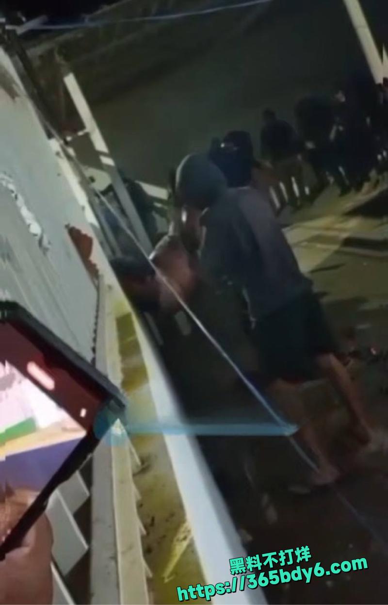 托南廷斯愤怒民众闯入警察局1