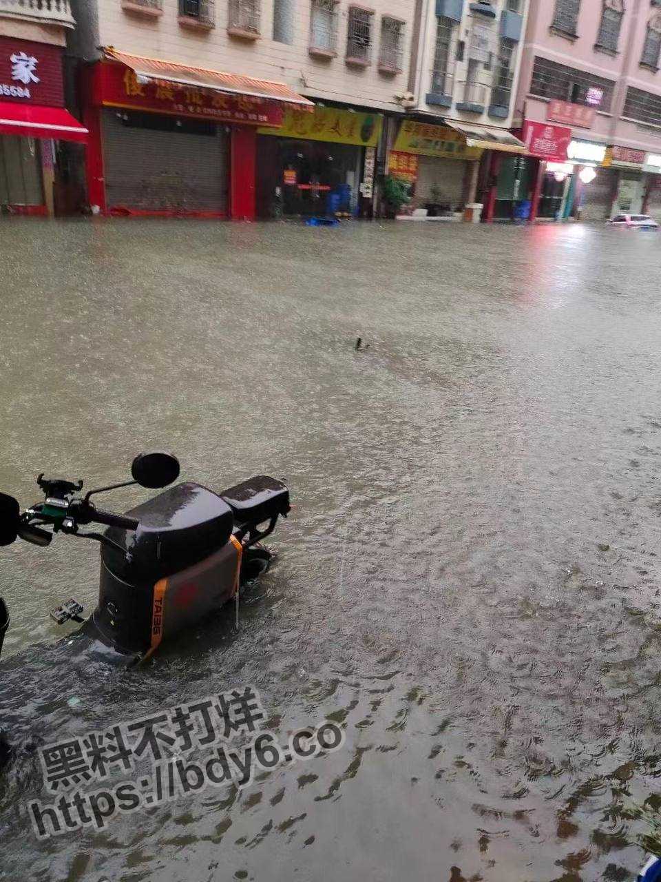 台风海葵来袭广东深圳 各地暴雨合集.jpg
