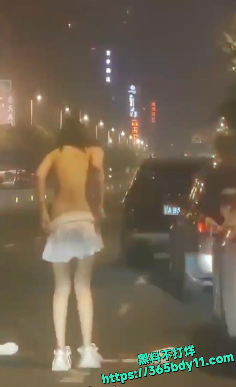 女同情侣吵架激情脱衣视频泄露4