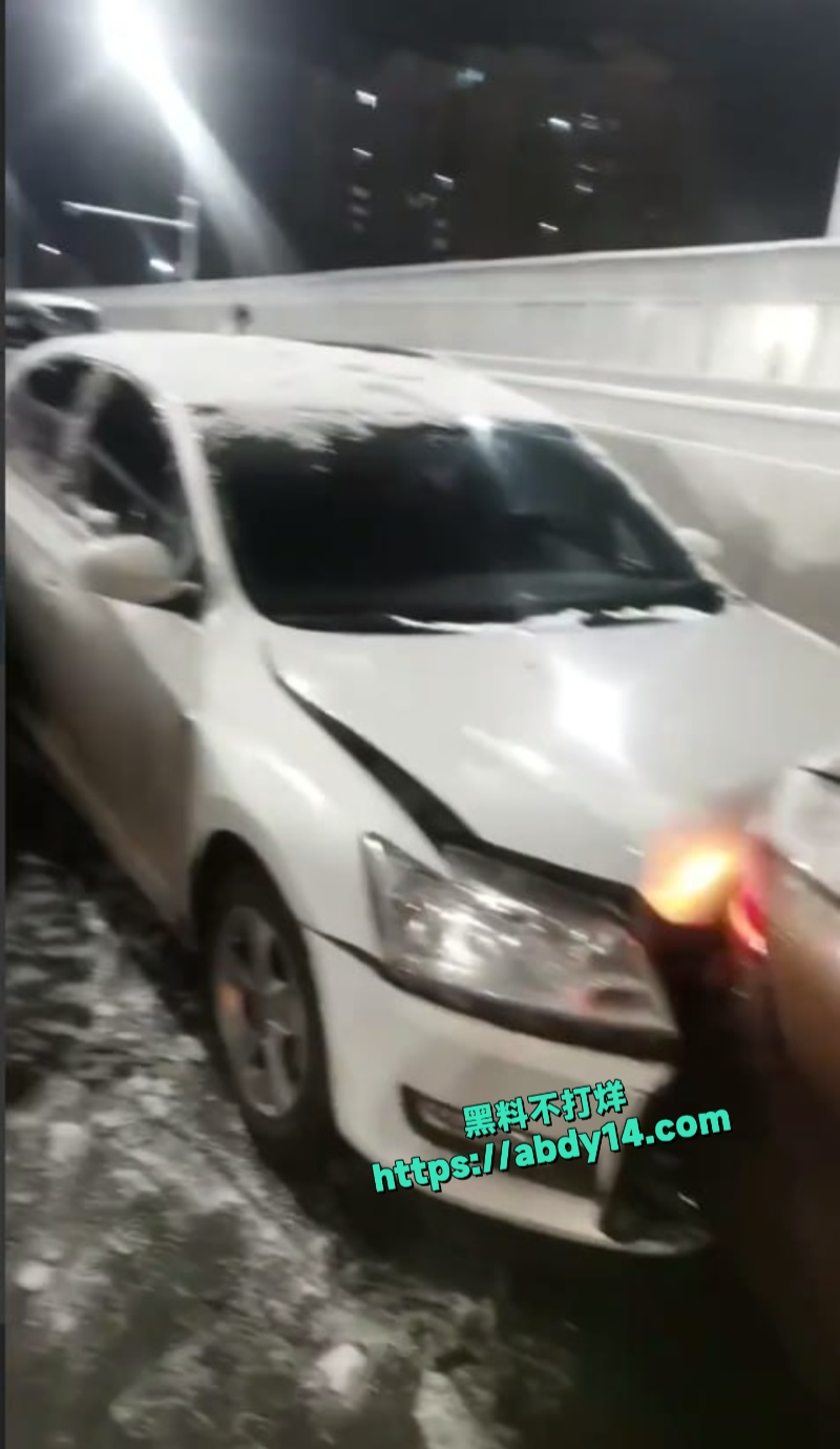 山东烟台突发雪天22车连环车祸 1