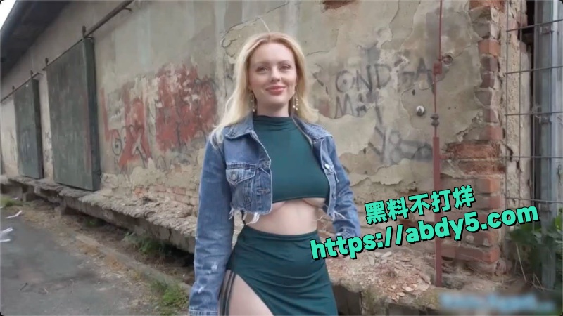 巨乳金发辣妹野外深喉 2