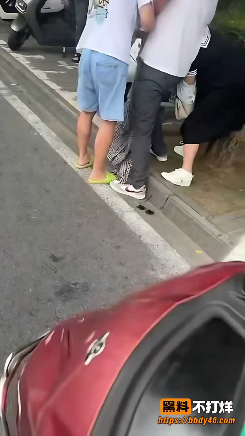 原配当街撕渣男和小三4