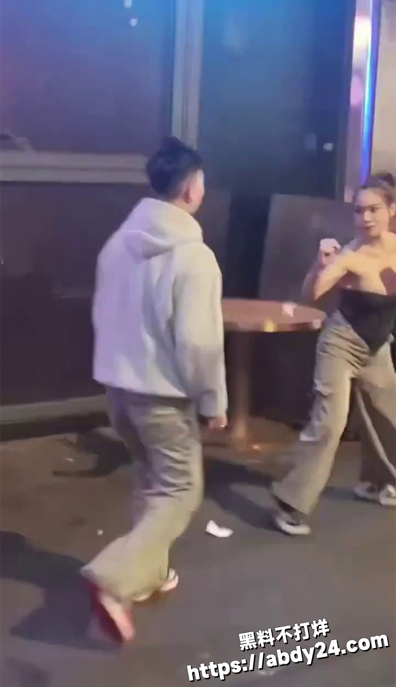 男女互殴小伙抓奶锁喉9