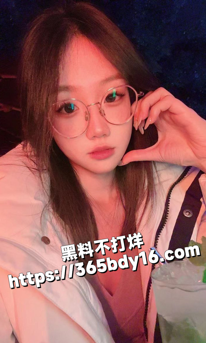 远在外地的眼镜妹拍丝袜美腿2
