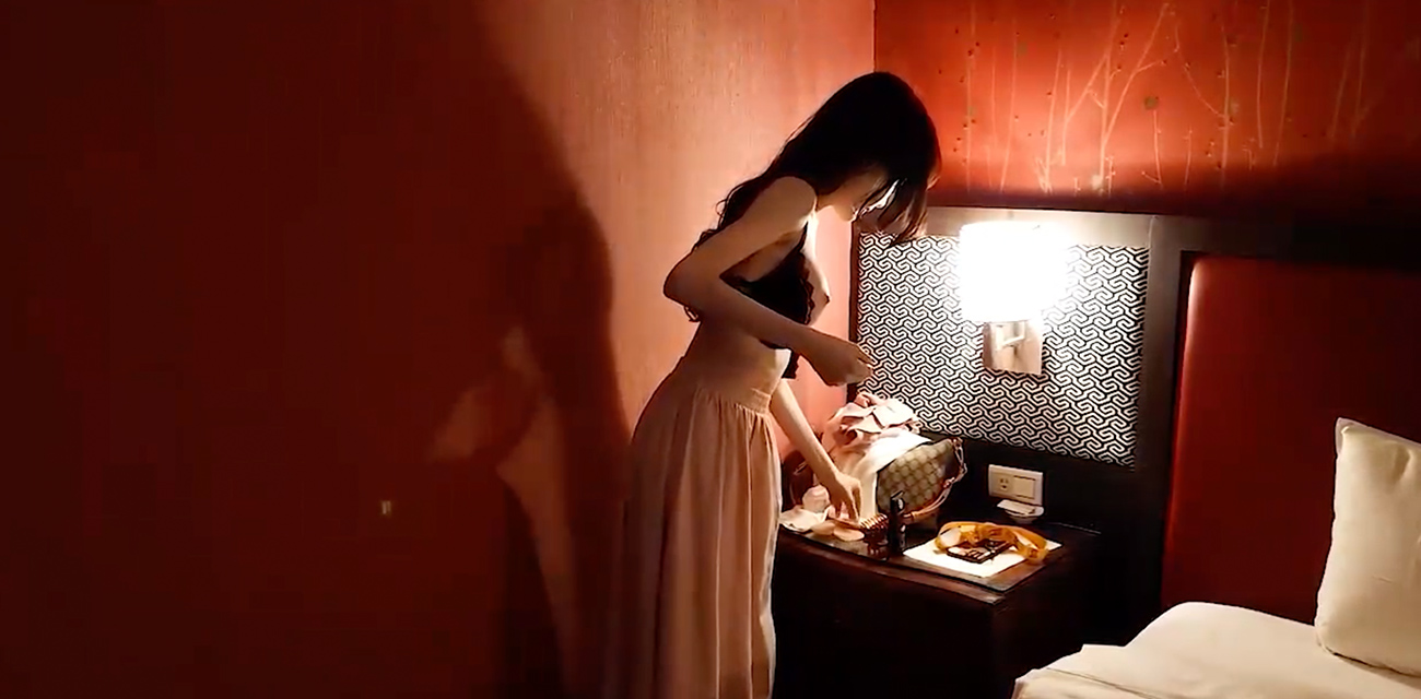 现实版美女与野兽 18厘米巨根插入娇小粉嫩白虎 全程罕见露脸淫荡对白！
