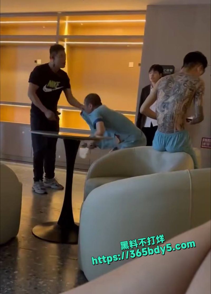 秃顶哥拿走内裤5