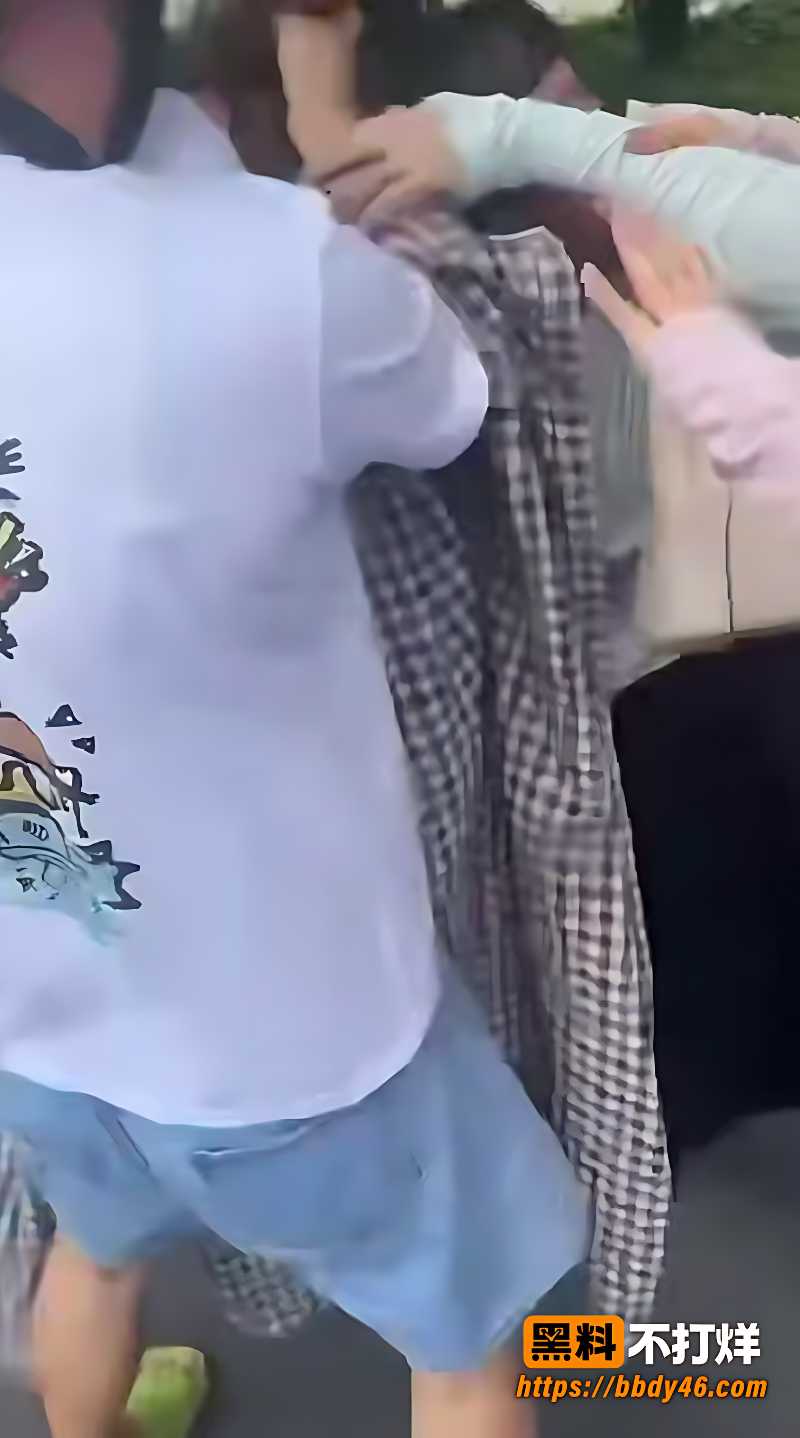 原配当街撕渣男和小三6