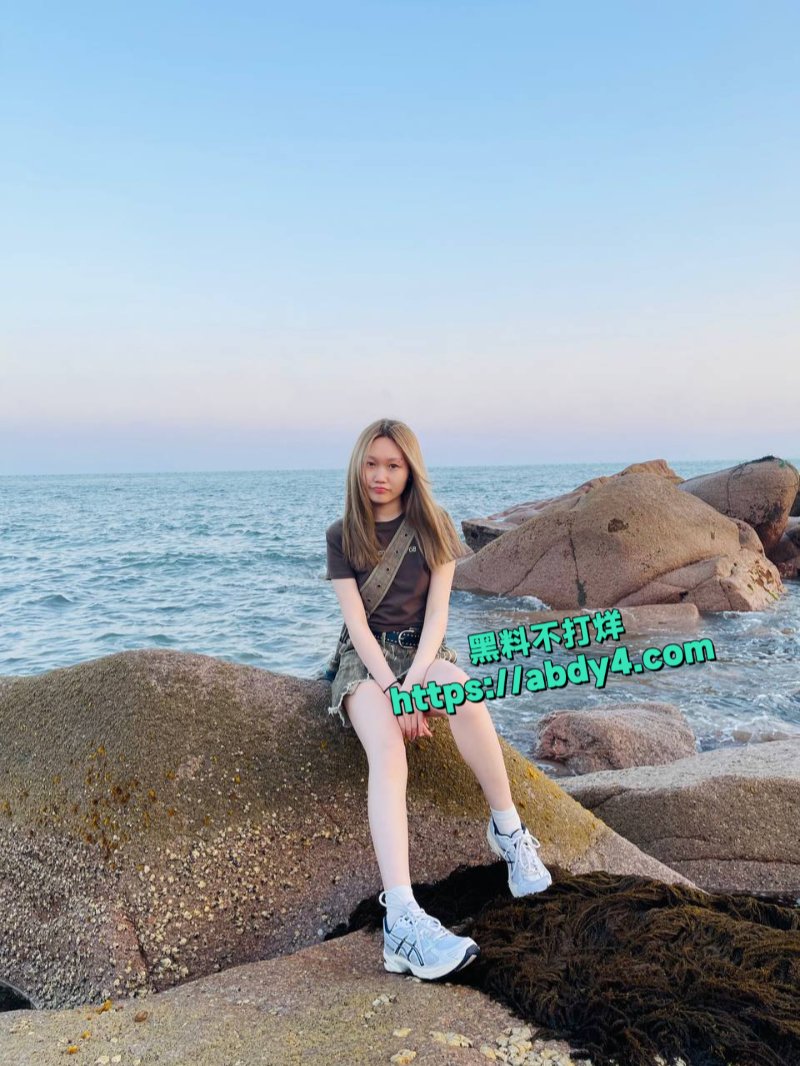 社交软件约到的肤白貌美00后白虎小美女张静怡