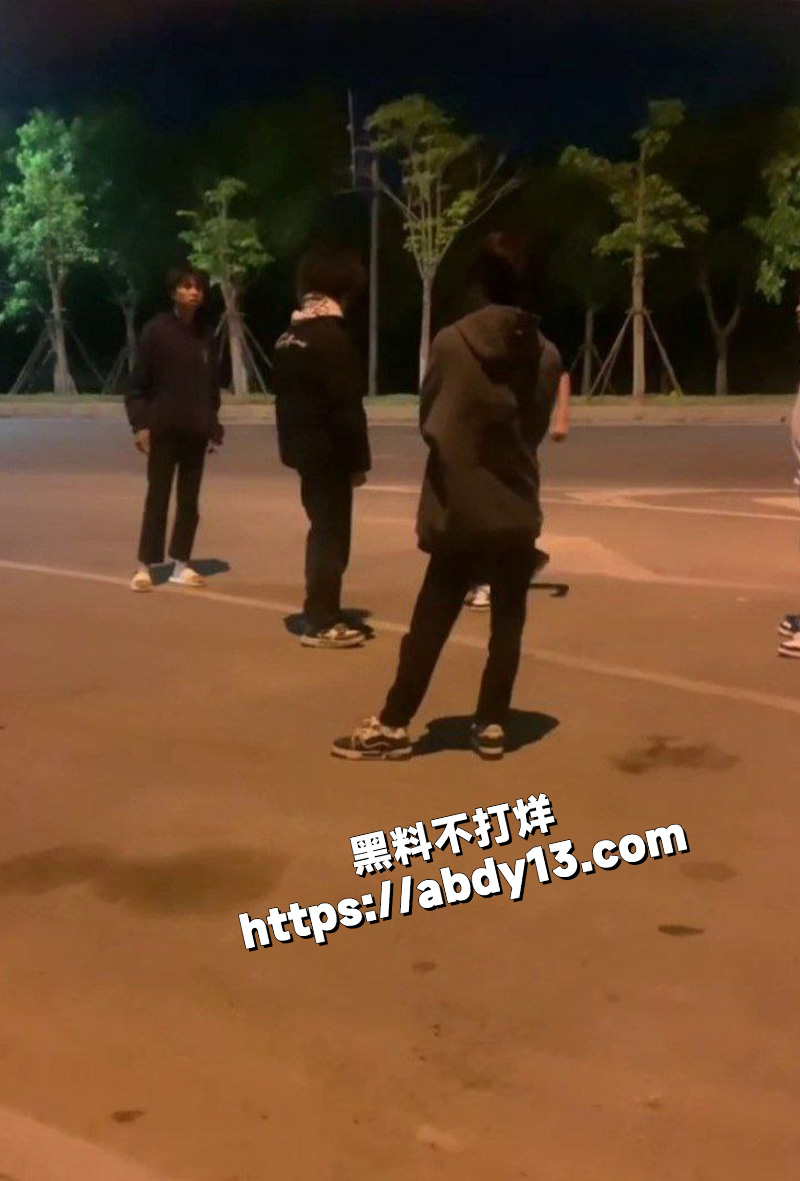 精神小伙霸凌现场视频曝光4