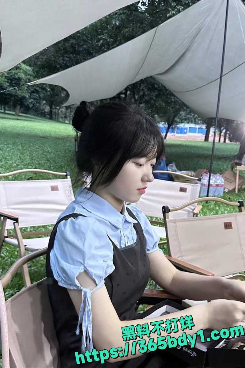 东莞01年甜妹刘鑫温柔献媚5