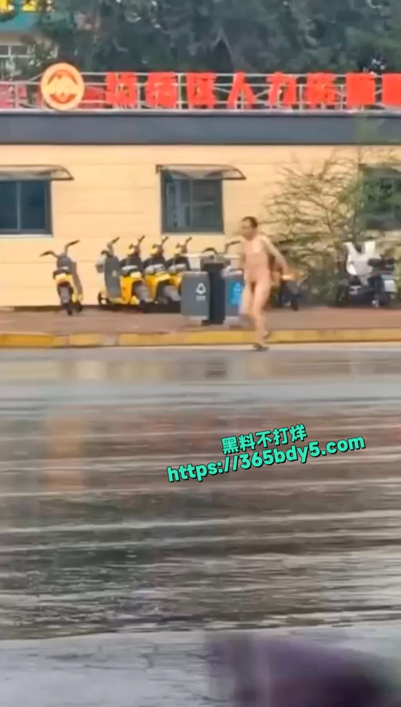 泰安市光彩大市场大爷裸奔1
