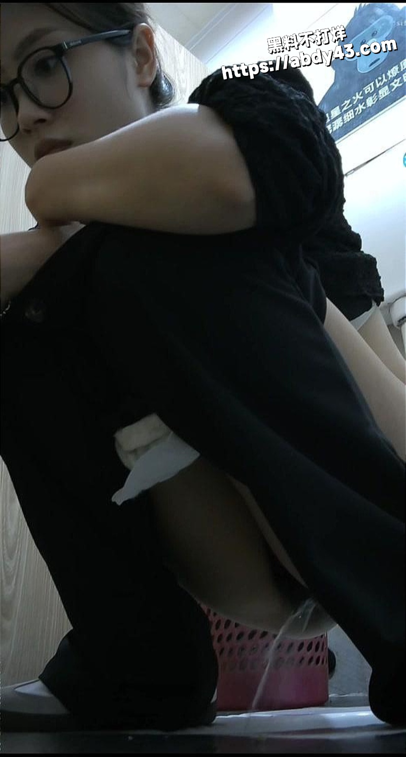 高颜值美女厕所偷拍2