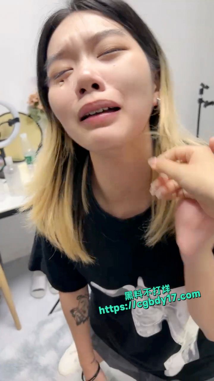 短发女王再次一次性调教两个绝美小母狗 2