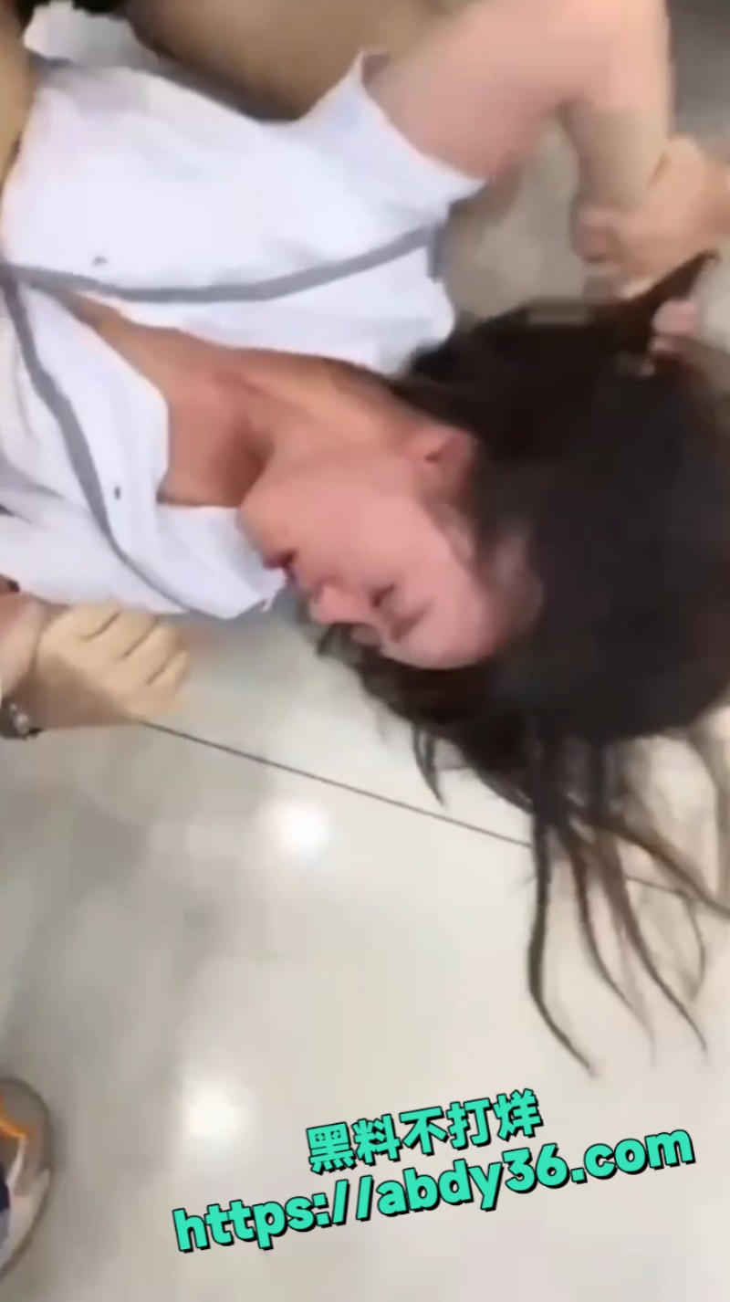 广东深圳上演原配打小三8