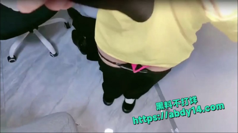套路外卖小妹往逼里塞跳蛋 9