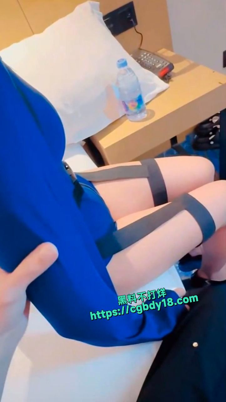 哄骗妹妹闺蜜出来逛街买衣服 接着带回酒店穿上制服调教5