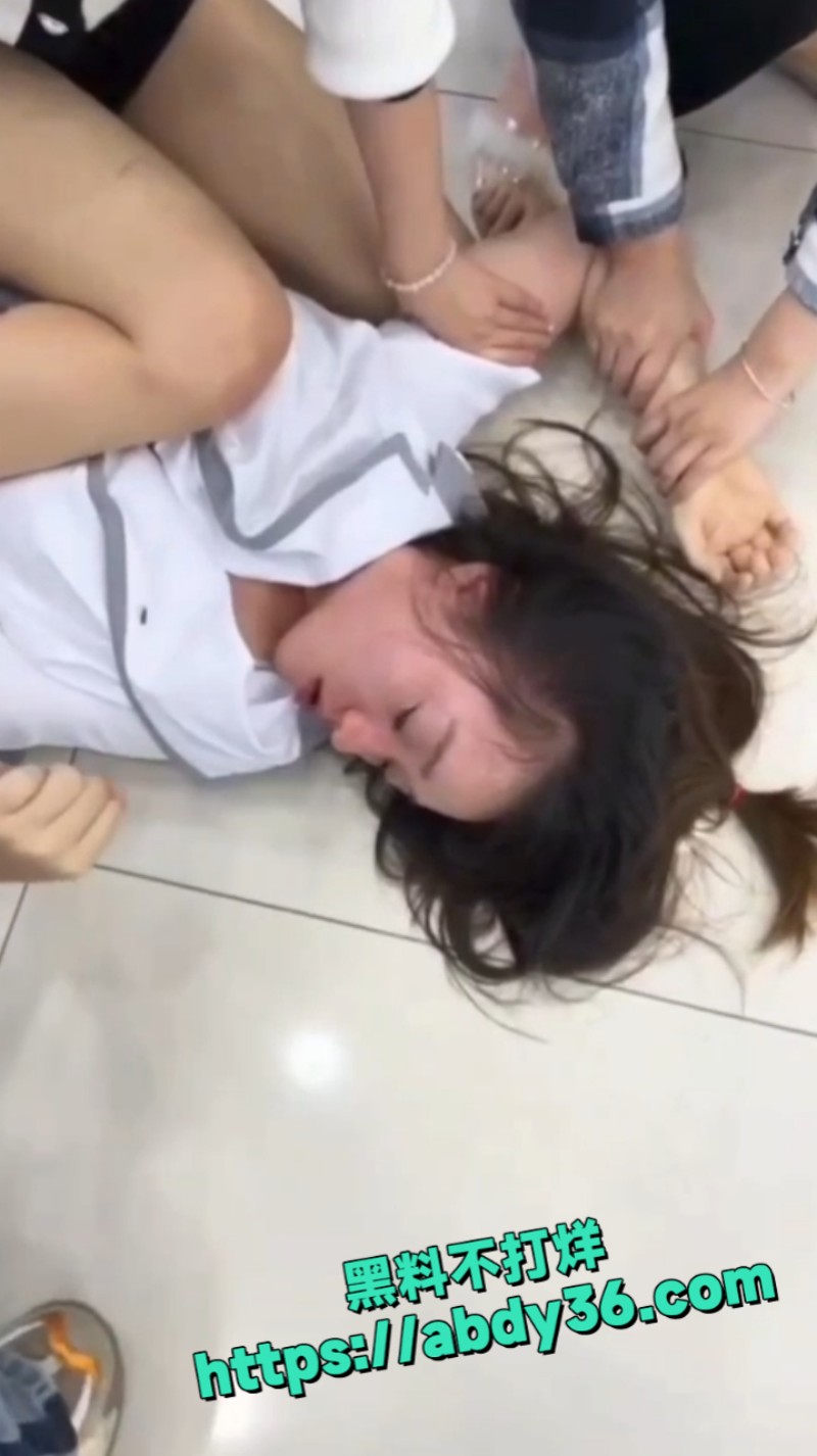 广东深圳上演原配打小三4