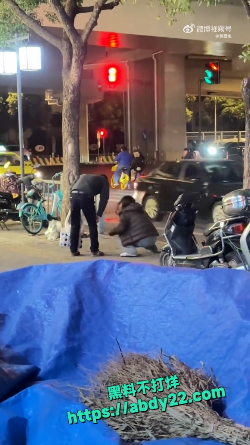 跨年男友没有安排集美在街头崩溃大哭 2