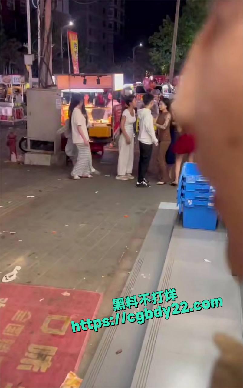 精神小妹街头干架2