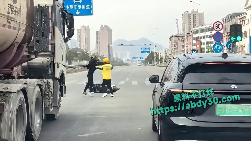 路怒症爆发堵路1v1激烈打架2