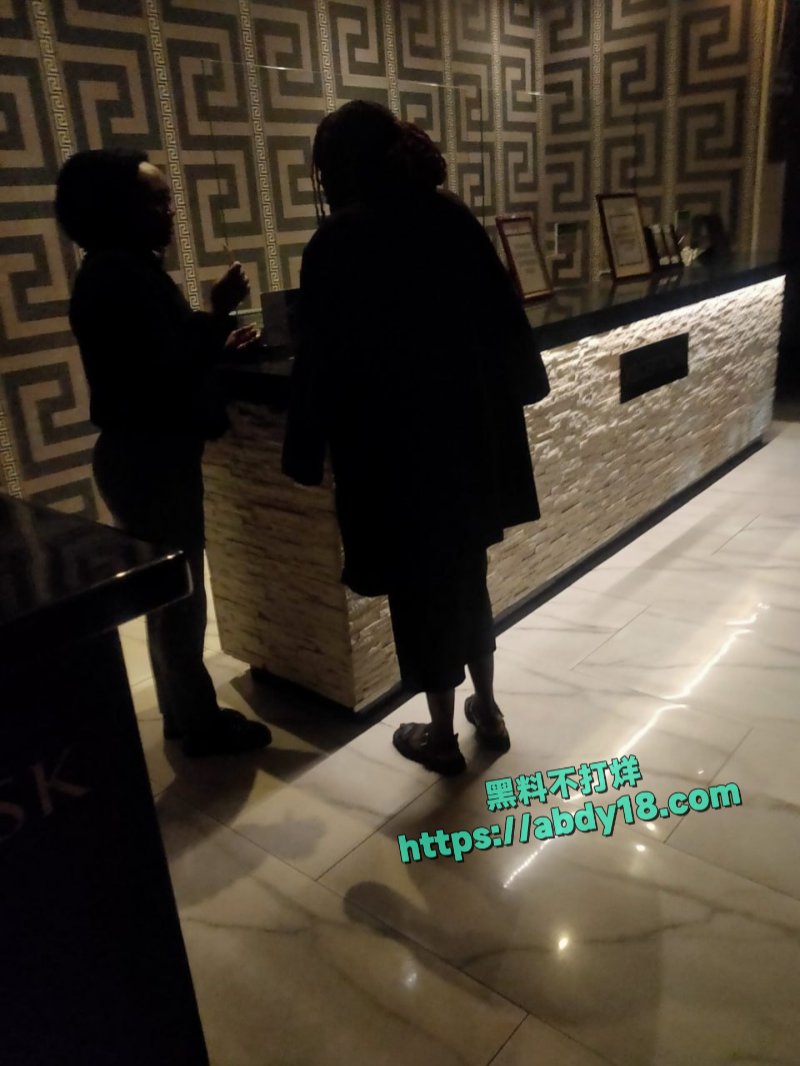 白人博主与黑人美女