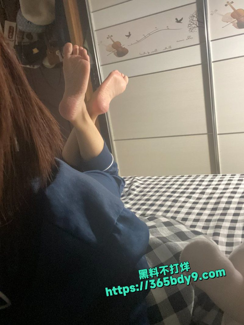 短发精神小妹还是个大学生喜欢在商场露出1