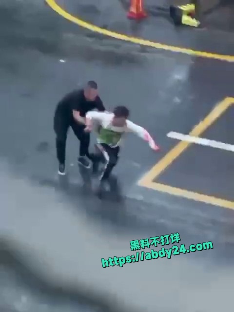 三名人员在公共街道发生激烈对峙 2