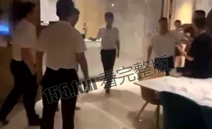 四川成都一男子带人抓奸.jpg