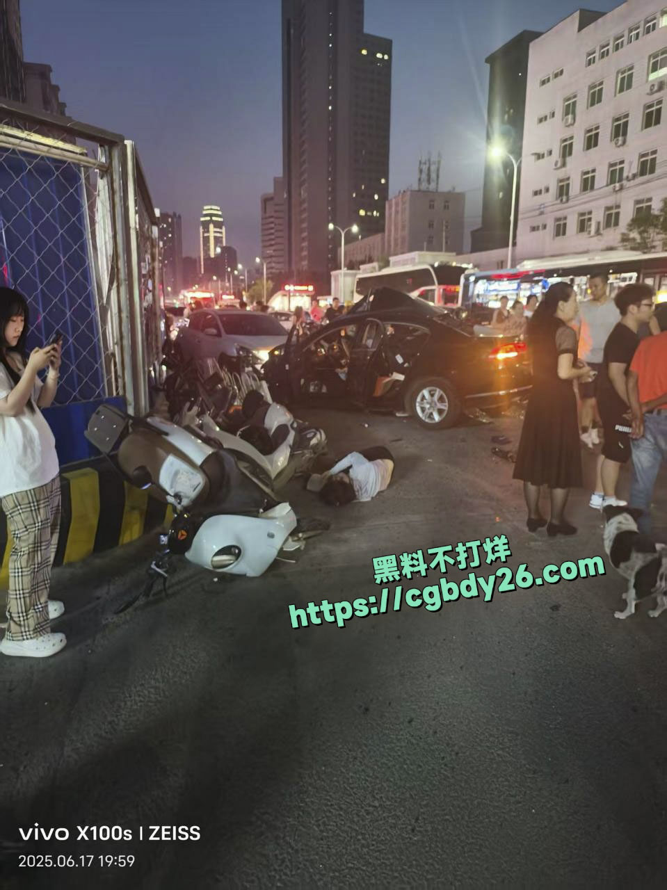 沈阳大学门口公交车撞人2死16伤10