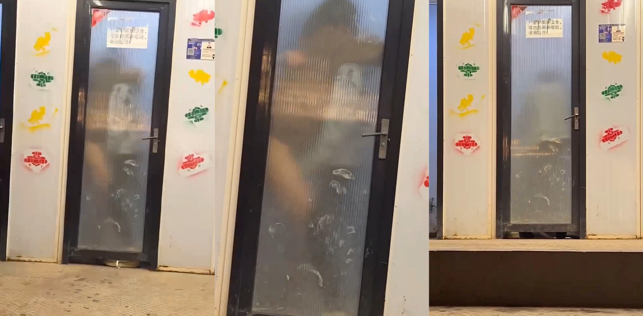 山东烤肉店一情侣在厕所偷情 透过磨砂玻璃看见白衣男子在里面努力打桩