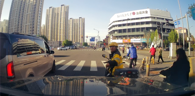 北京男子开车冲撞等红灯外卖小哥 走非机动车道本就违法 还发文炫耀自己赔的起
