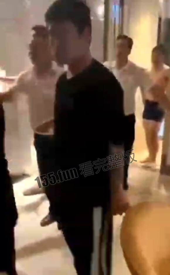 四川成都一男子带人抓奸.jpg