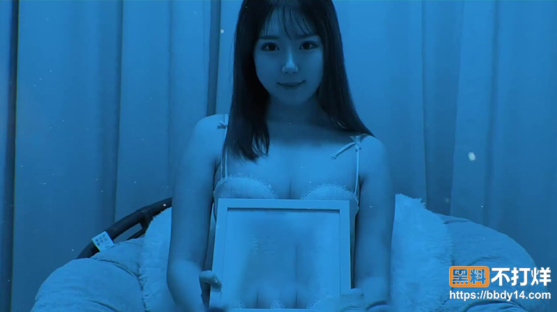 新娘婚纱下藏着粉嫩骚逼.jpg5
