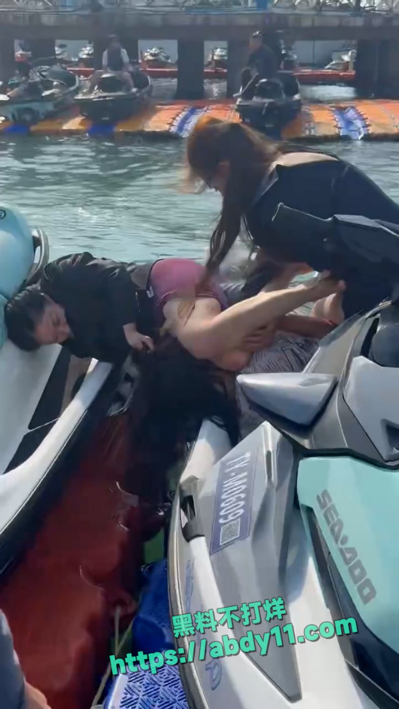 海南三亚钟情会所海边女人打架 22