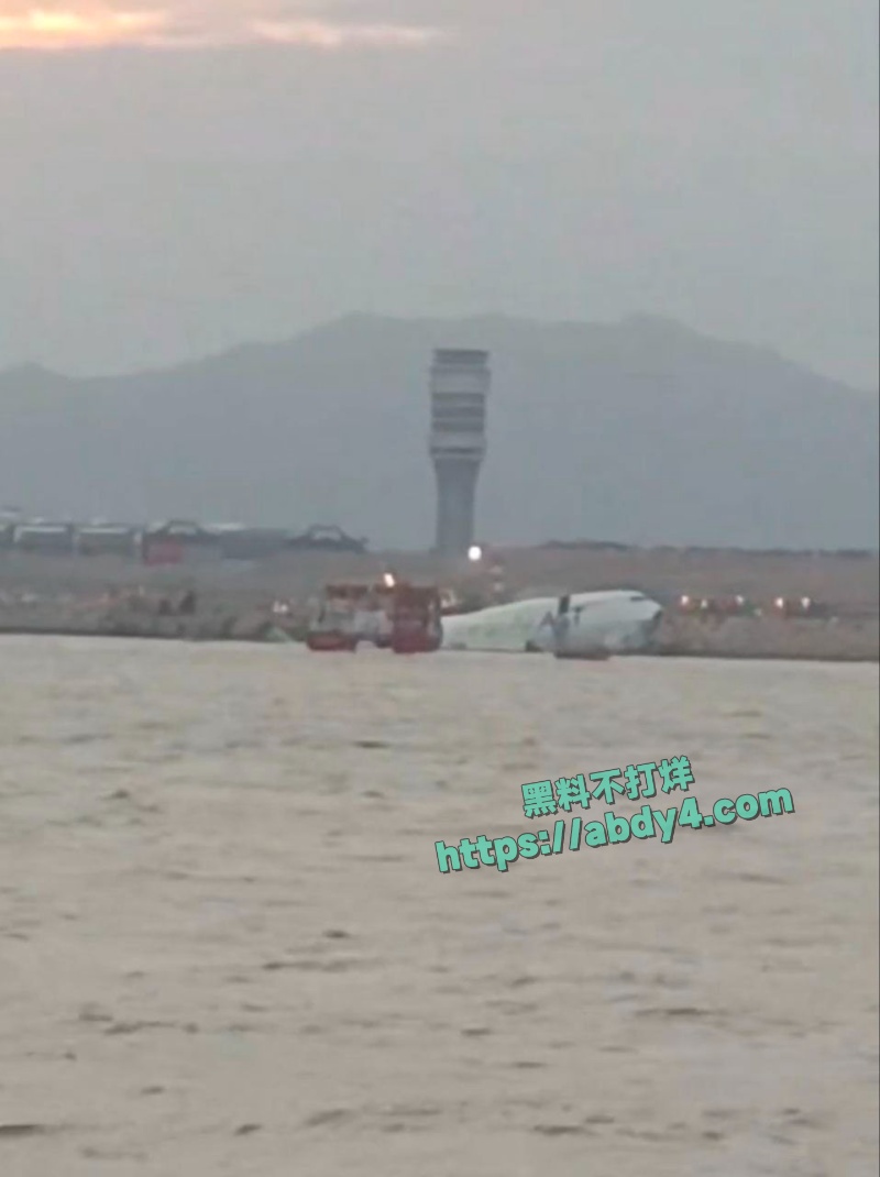 阿联酋波音747冲出跑道撞地勤车 7