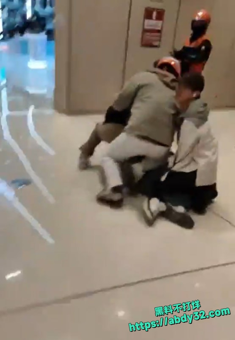 深圳万丰海岸城男子持刀捅人3