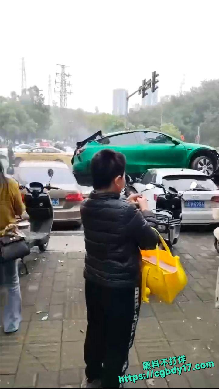 重庆渝北鲁能星城十三街区事故5