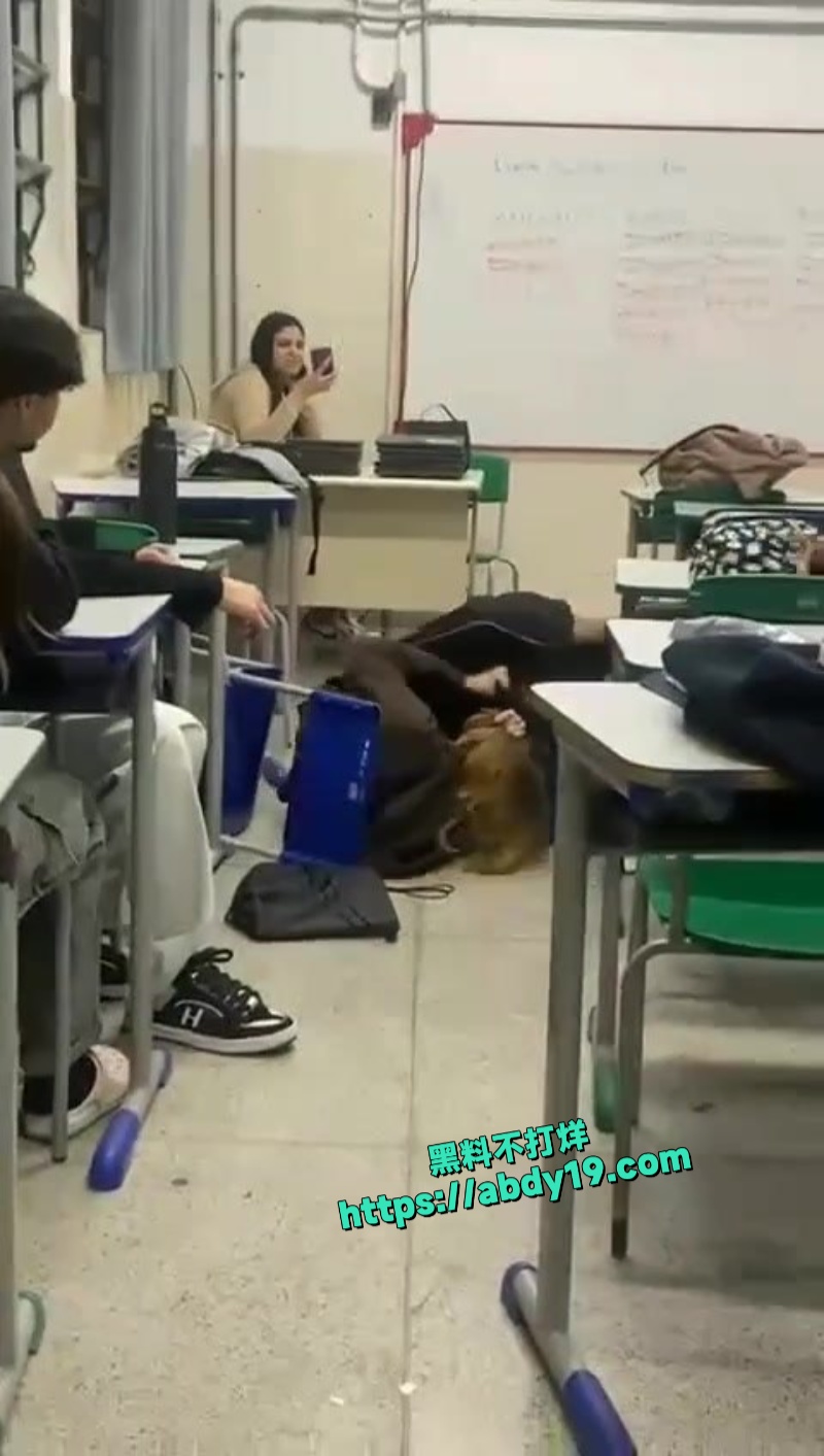 外国女生课堂打架视频在网络疯传 3