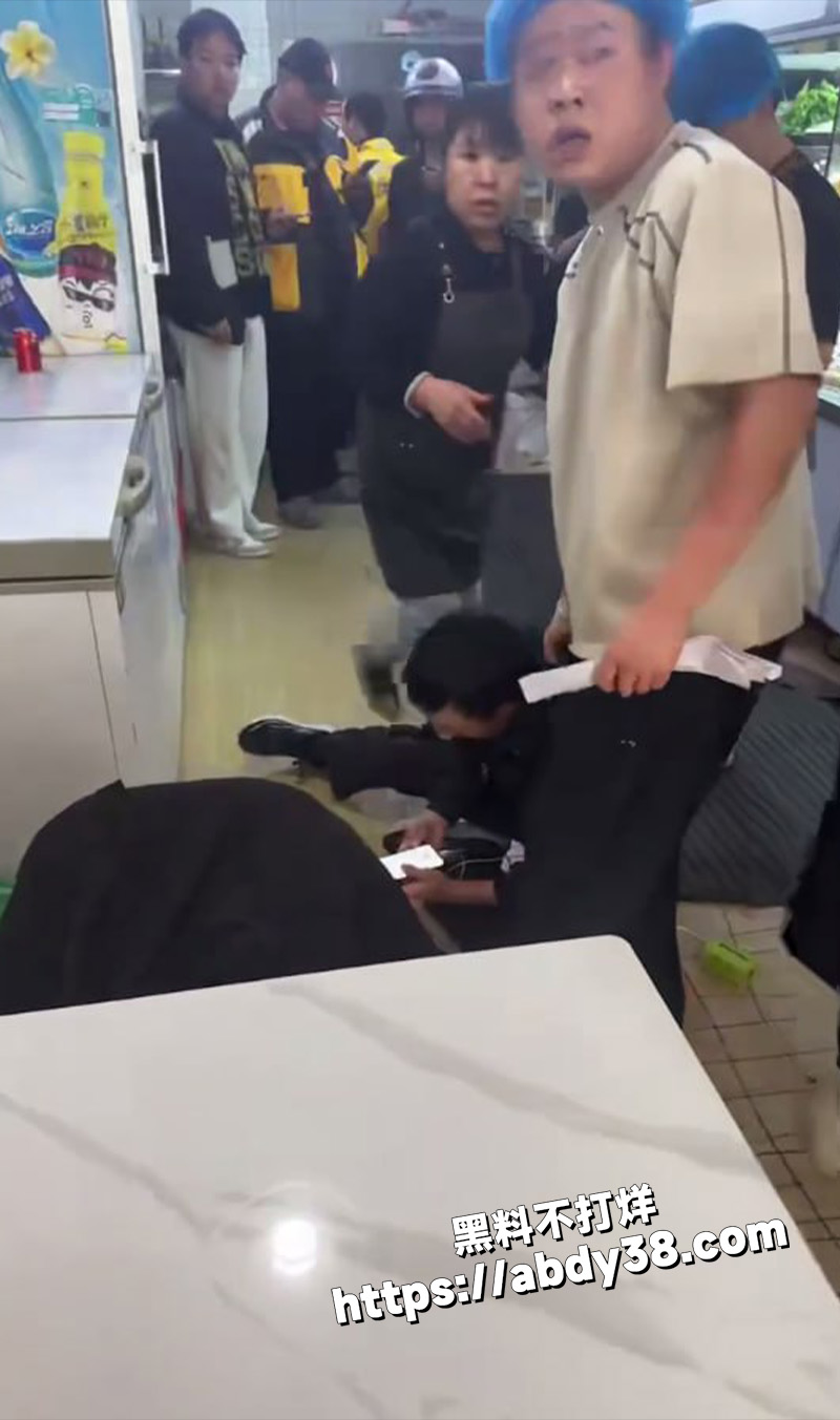刘文祥麻辣烫 殴打骑手.jpg4