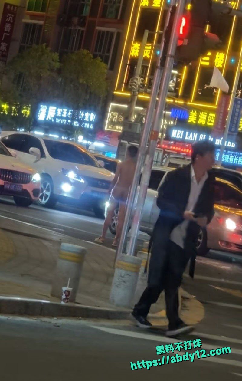 深圳水贝珠宝城傍晚高峰惊现全裸男 1