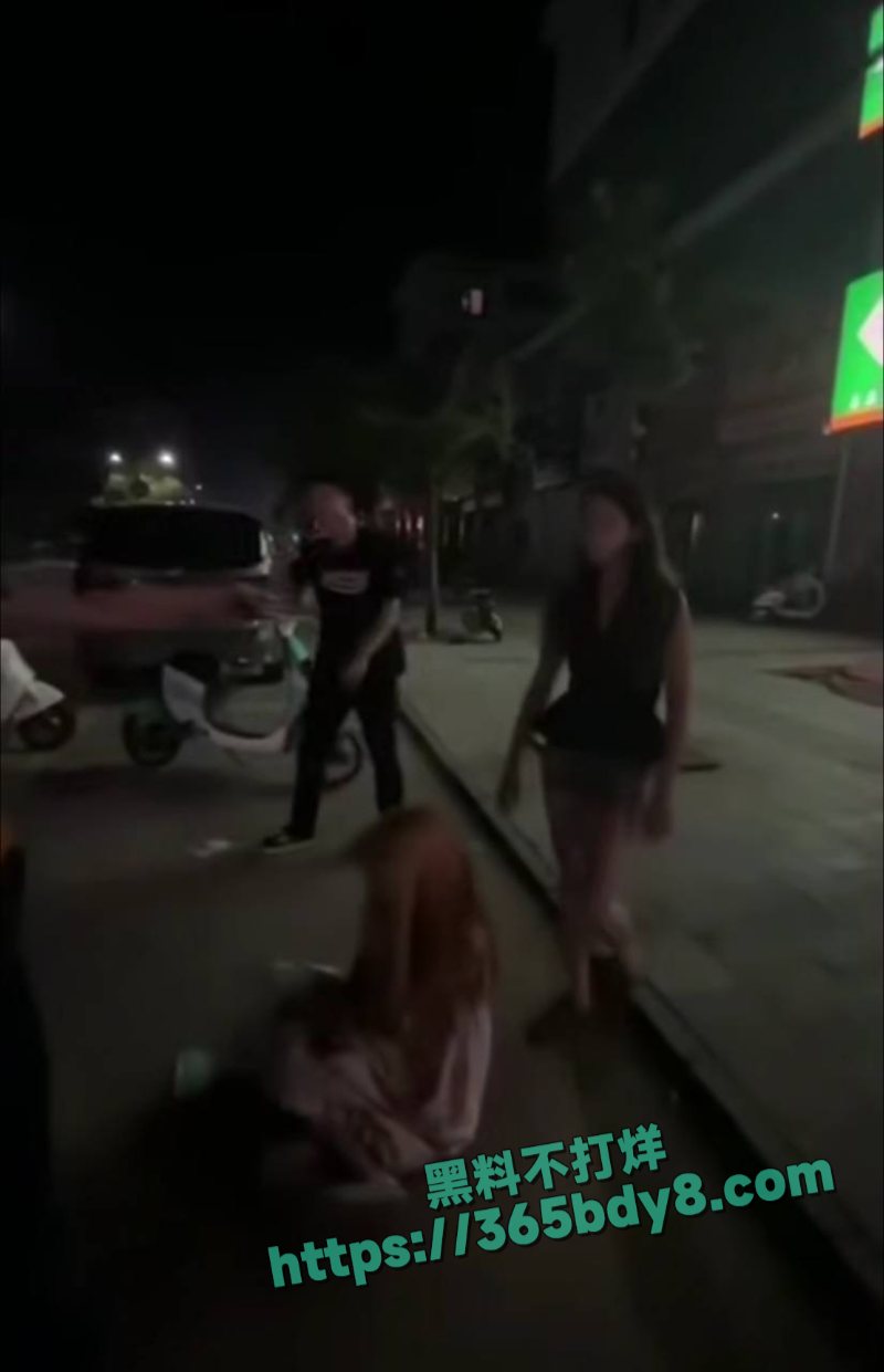 男的和前女友没断干净前女友就带人打现女友3