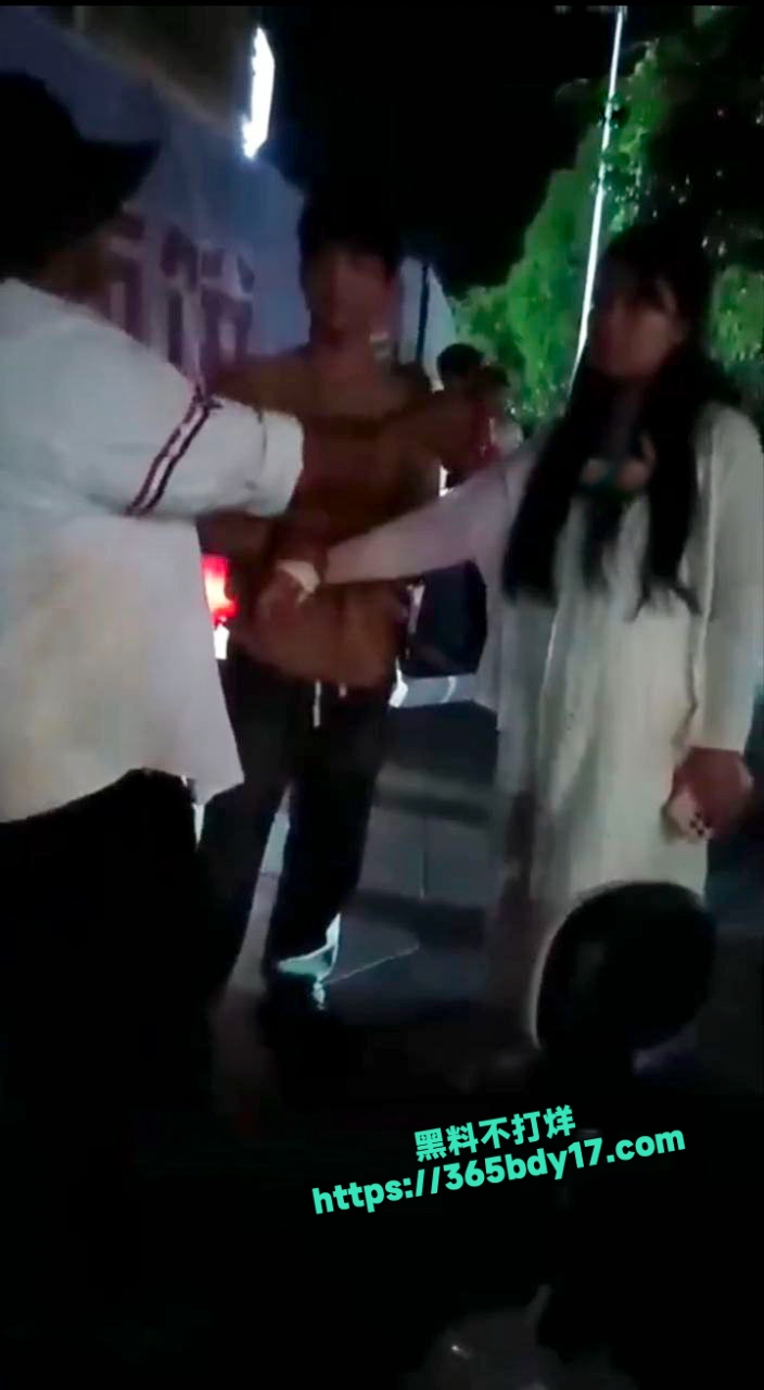 女子和男朋友约会被老公抓包 1